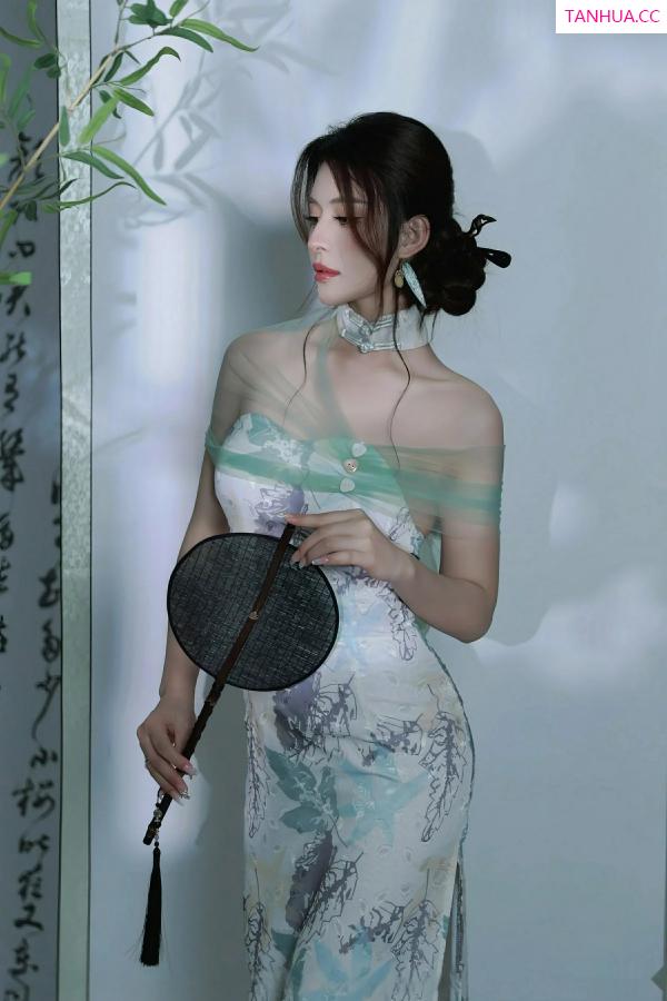   [XiuRen]高清写真图 2025.08.27 No.10694 阿依莎 浅色古风第3张图片